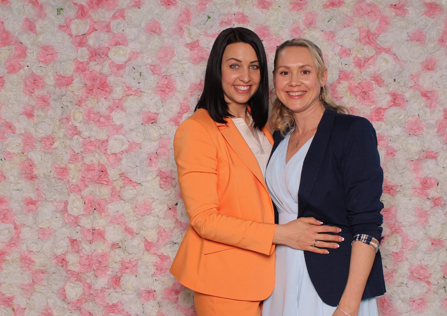 zwei Frauen. Aufgenommen von einer Fotobox in Kassel